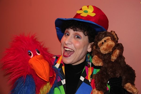 Eva-childrens-musical-puppet-show-puppeteer